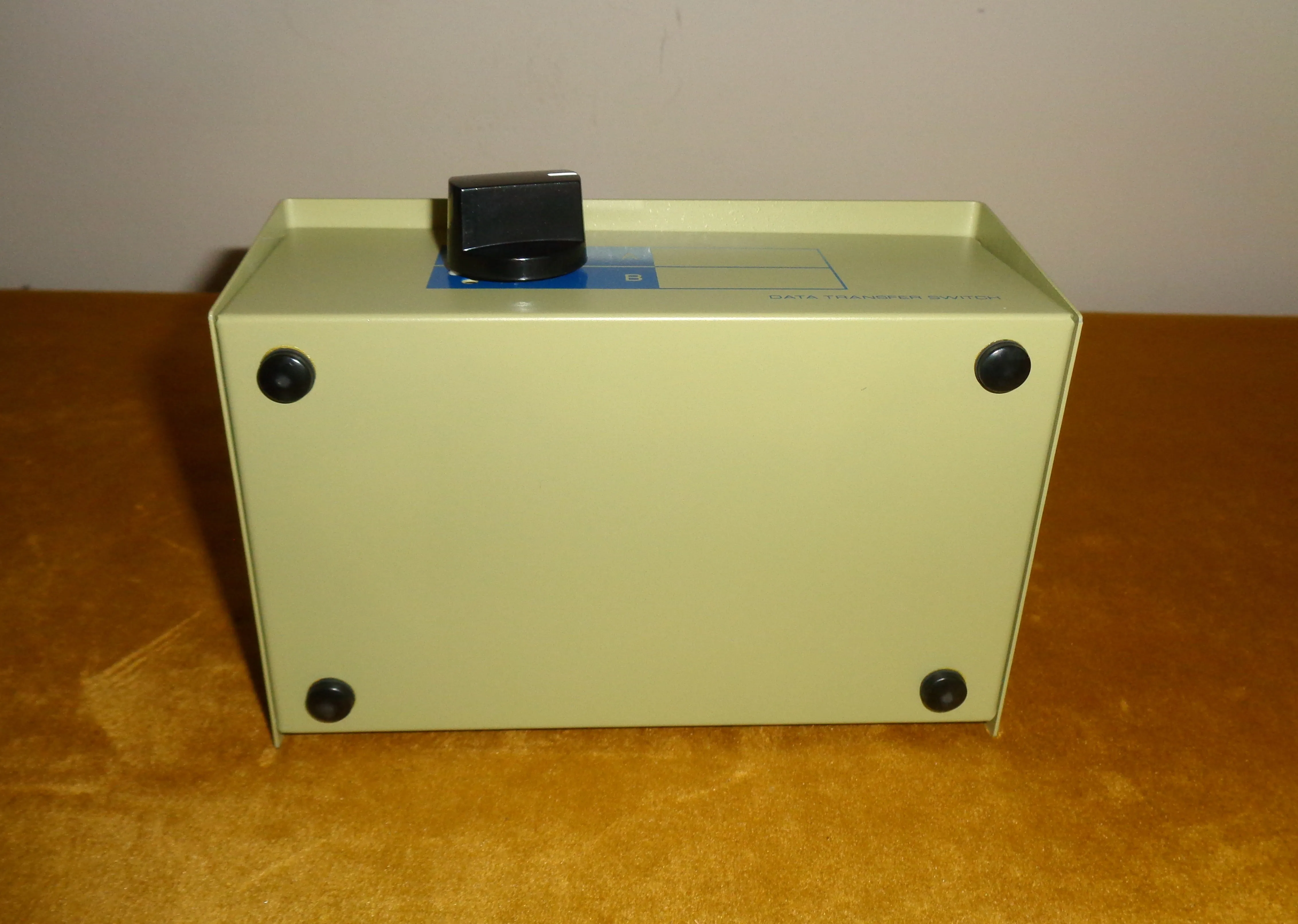 Preowned DW9AB Manual Data Switch Box Providing DB9F to 2 DB9F 2-Way Peripheral Sharing